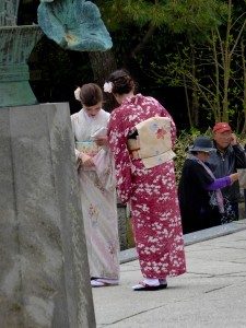 more young ladies in traditional dress at Kamakura 